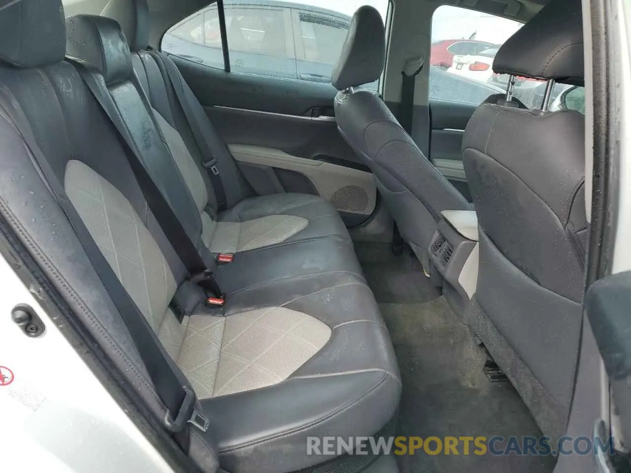 10 Photograph of a damaged car 4T1B21HK5KU515369 TOYOTA CAMRY 2019