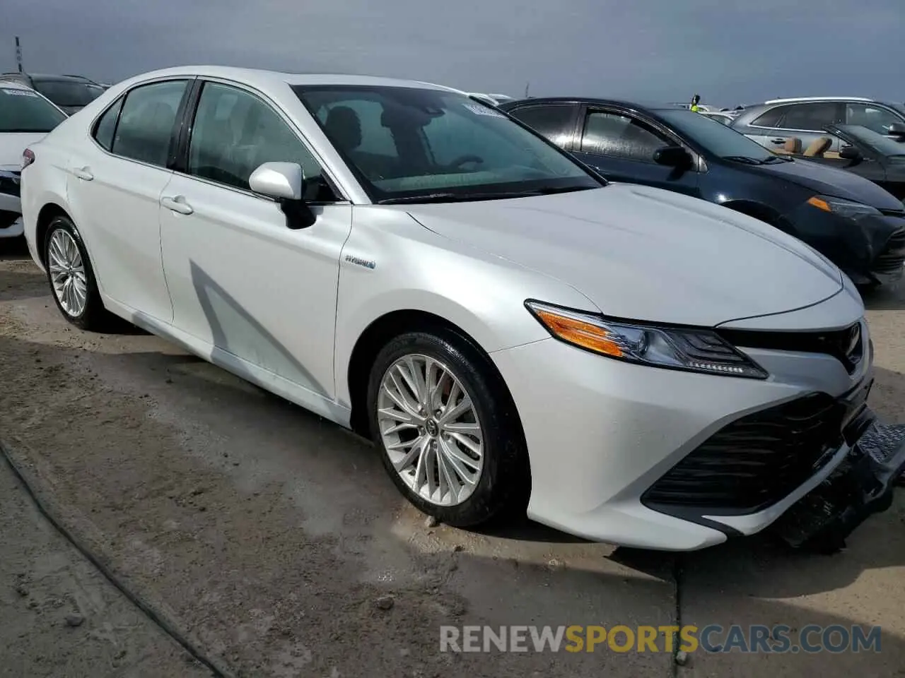 4 Photograph of a damaged car 4T1B21HK5KU515369 TOYOTA CAMRY 2019