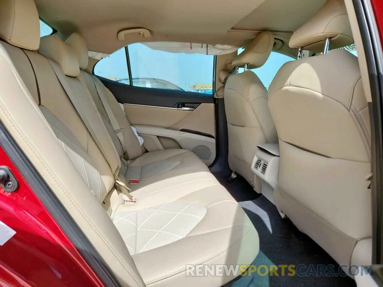 10 Photograph of a damaged car 4T1B21HK6KU513842 TOYOTA CAMRY 2019