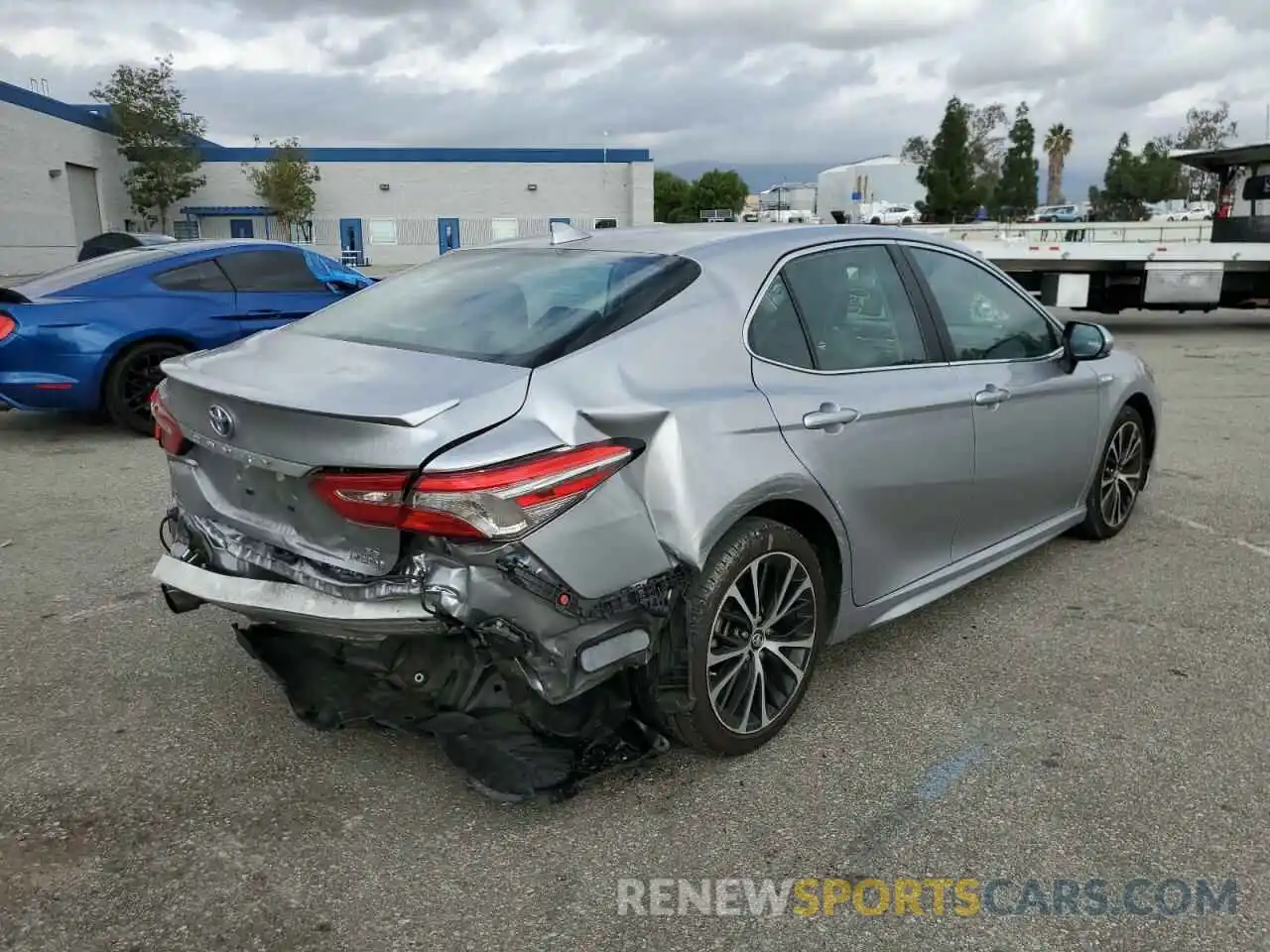 3 Photograph of a damaged car 4T1B21HK6KU521195 TOYOTA CAMRY 2019