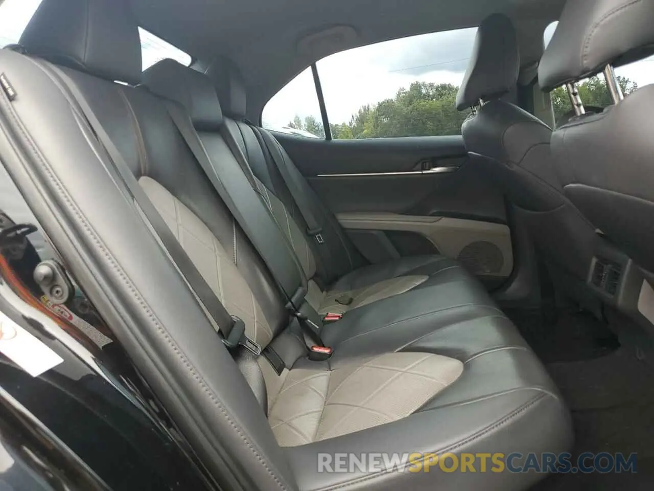 10 Photograph of a damaged car 4T1B21HK8KU012872 TOYOTA CAMRY 2019
