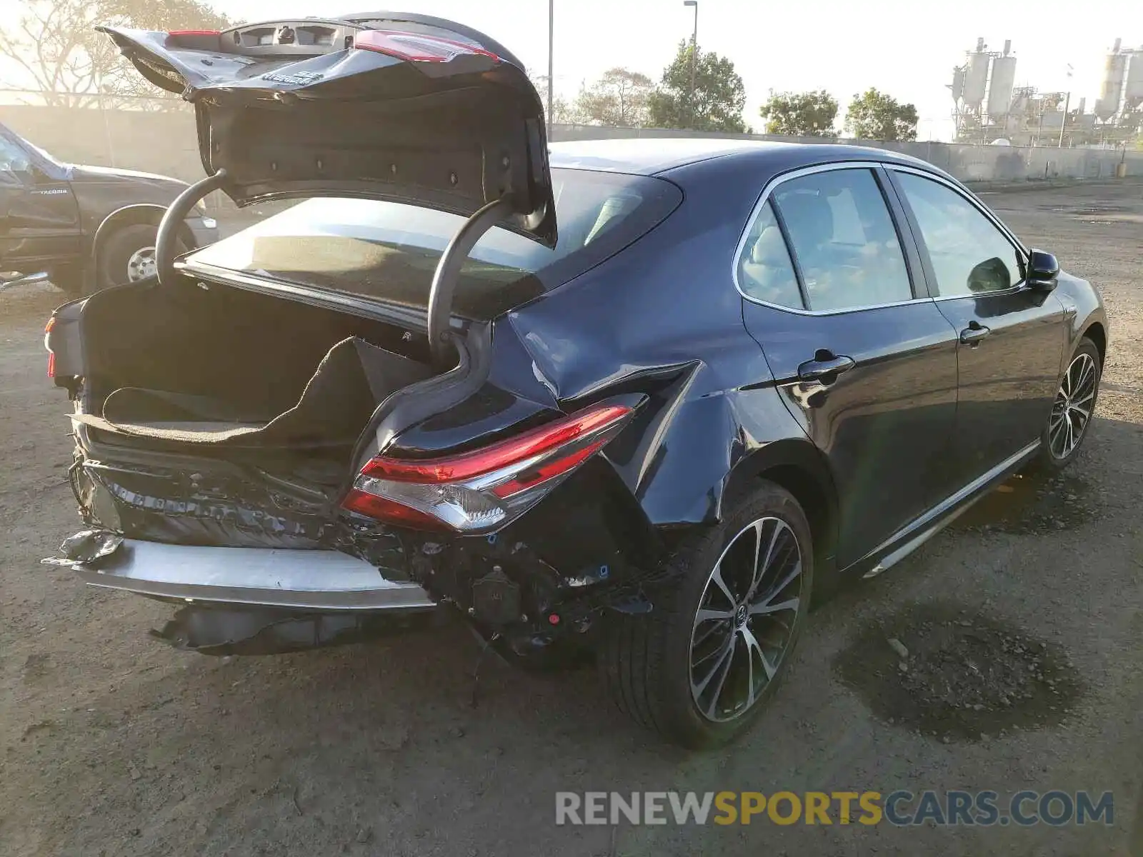 4 Photograph of a damaged car 4T1B21HK9KU511633 TOYOTA CAMRY 2019