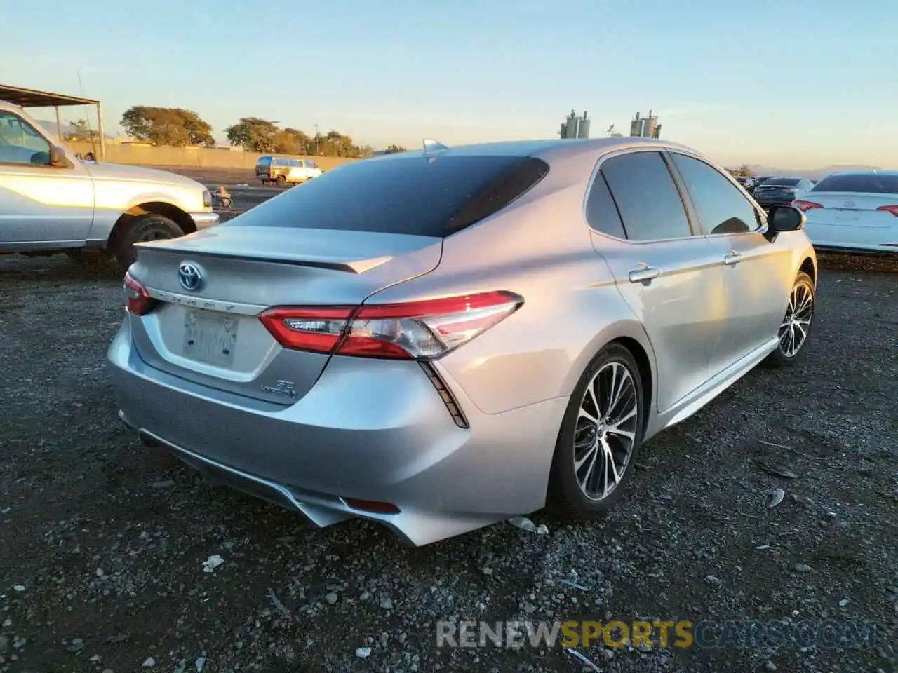 4 Photograph of a damaged car 4T1B21HK9KU512037 TOYOTA CAMRY 2019