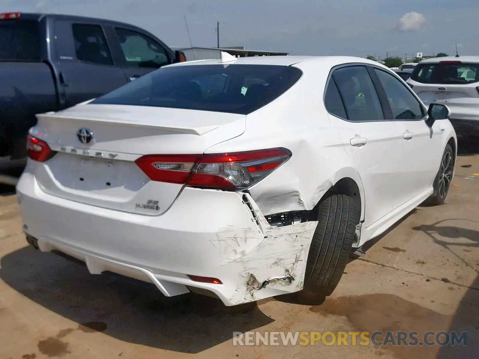 4 Photograph of a damaged car 4T1B21HKXKU517571 TOYOTA CAMRY 2019