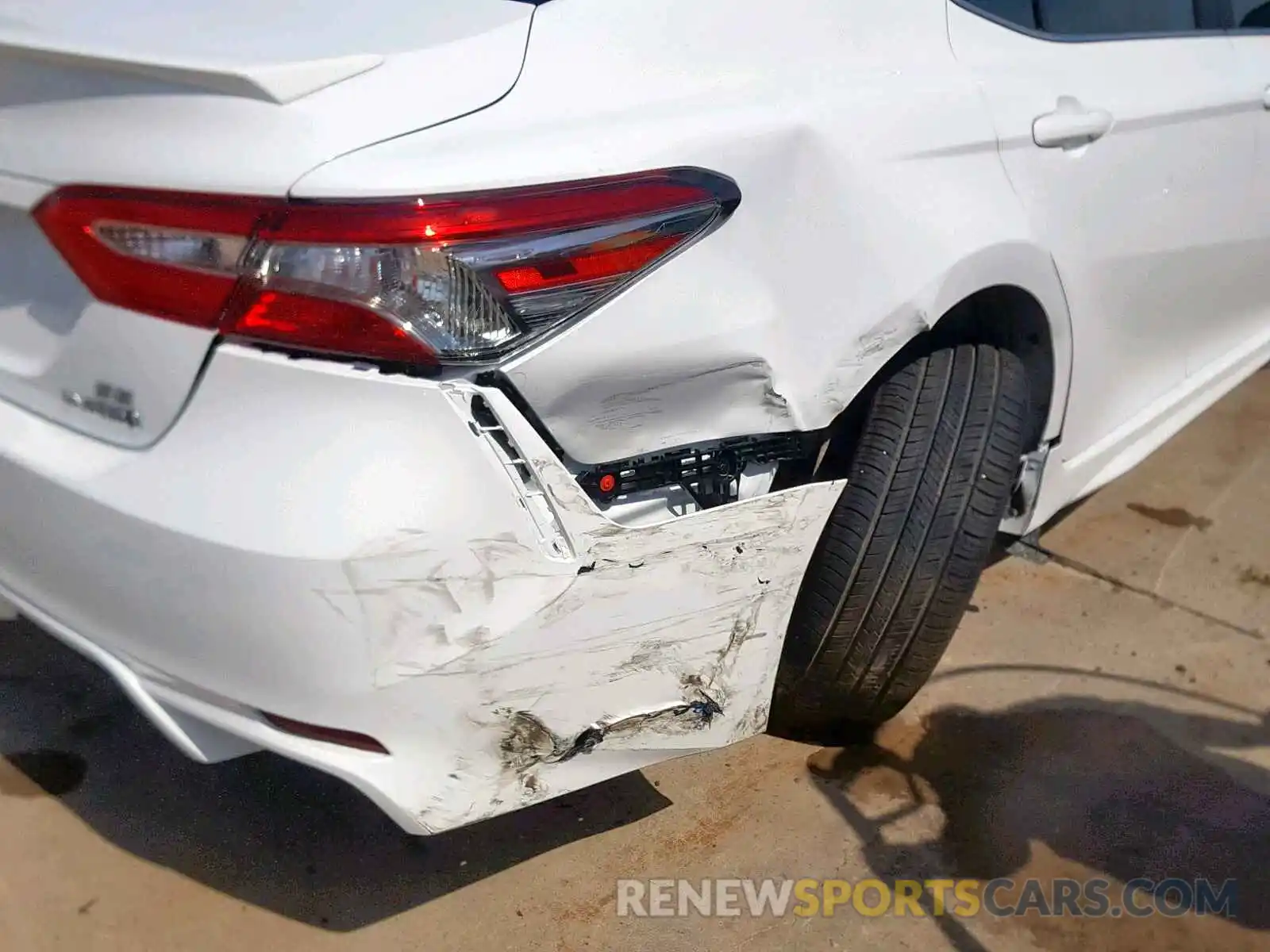 9 Photograph of a damaged car 4T1B21HKXKU517571 TOYOTA CAMRY 2019