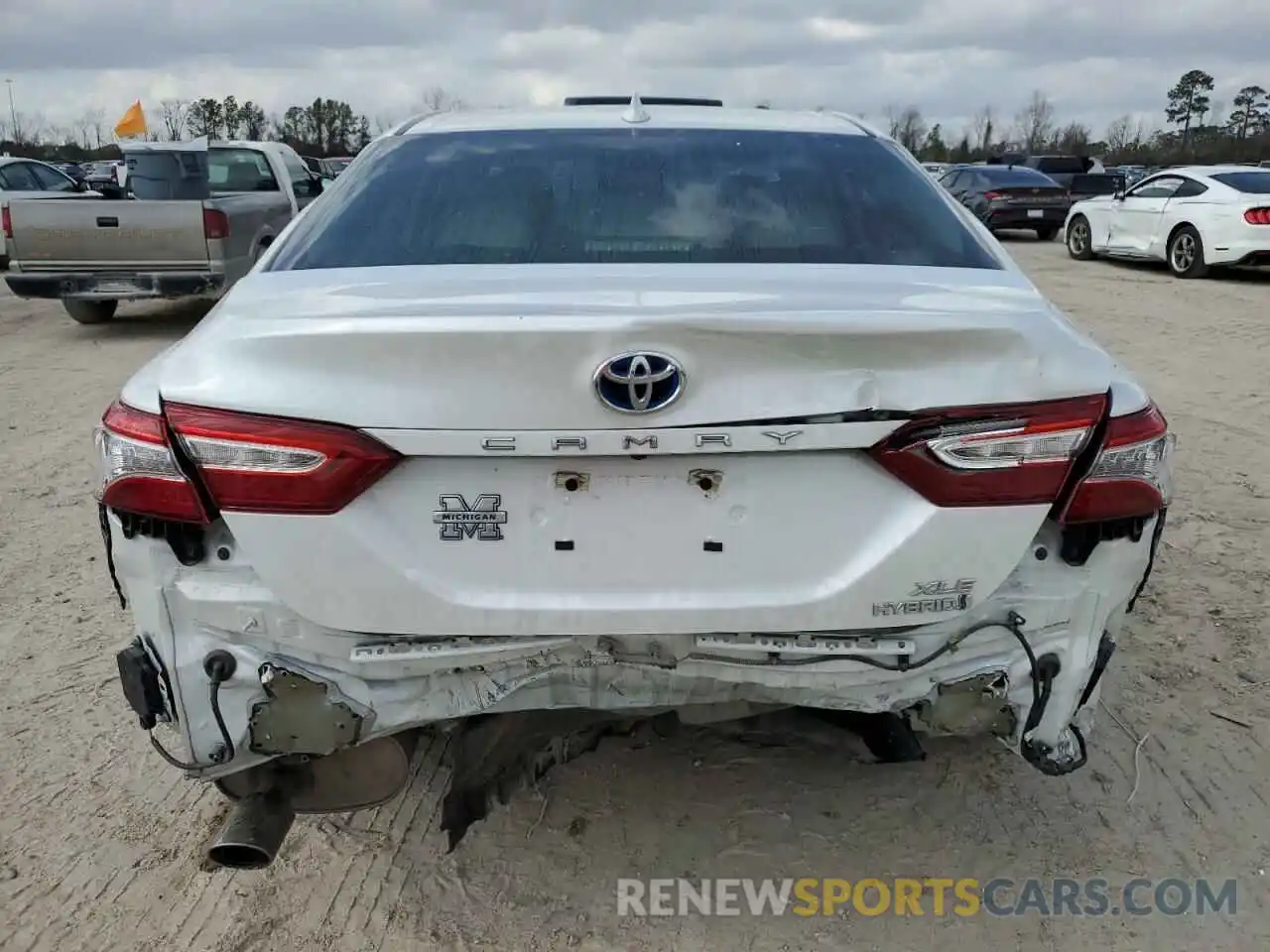 6 Photograph of a damaged car 4T1B21HKXKU520289 TOYOTA CAMRY 2019