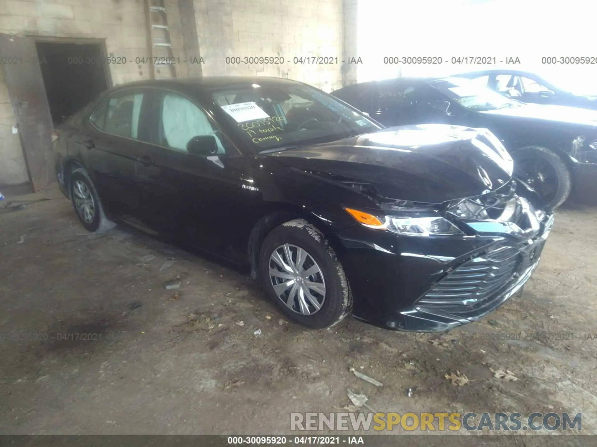 1 Photograph of a damaged car 4T1B31HK5KU516843 TOYOTA CAMRY 2019