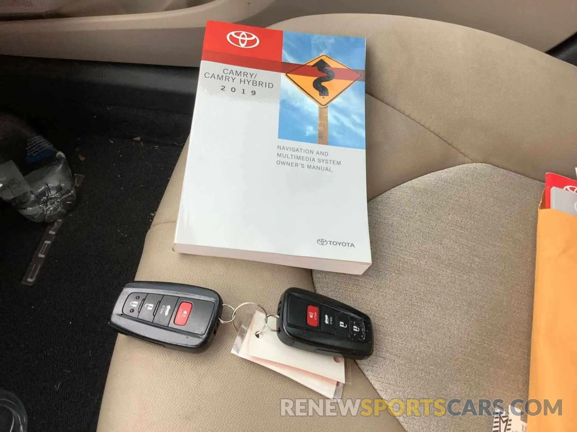 16 Photograph of a damaged car 4T1B31HK8KU513998 TOYOTA CAMRY 2019