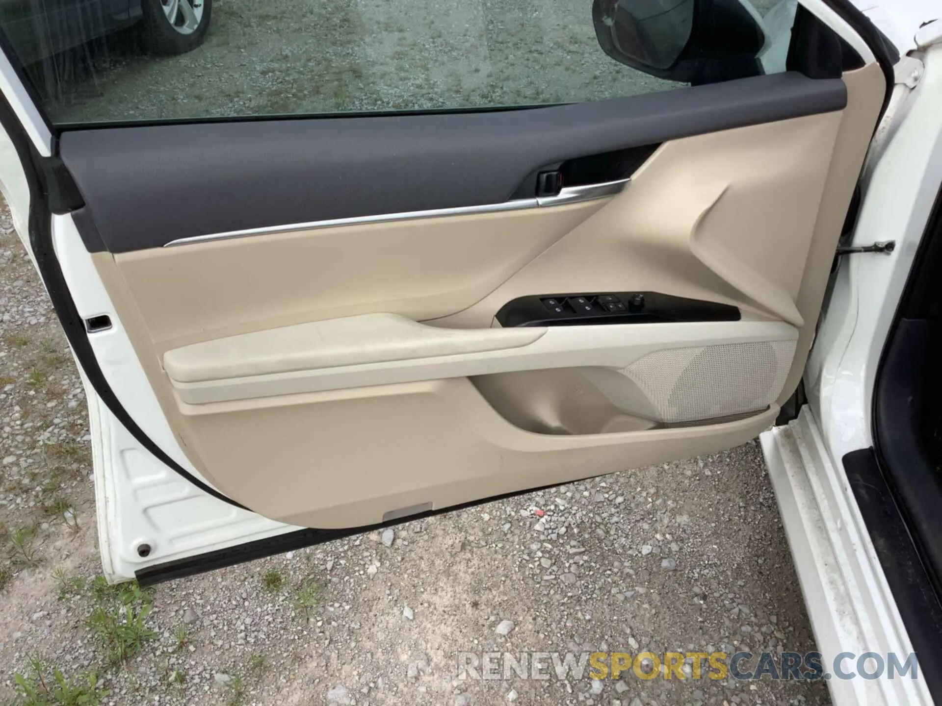 4 Photograph of a damaged car 4T1B31HK8KU513998 TOYOTA CAMRY 2019
