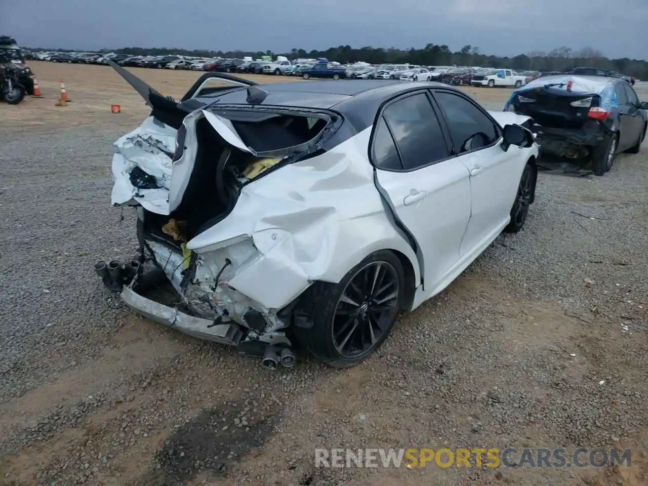 4 Photograph of a damaged car 4T1B61HK0KU171714 TOYOTA CAMRY 2019