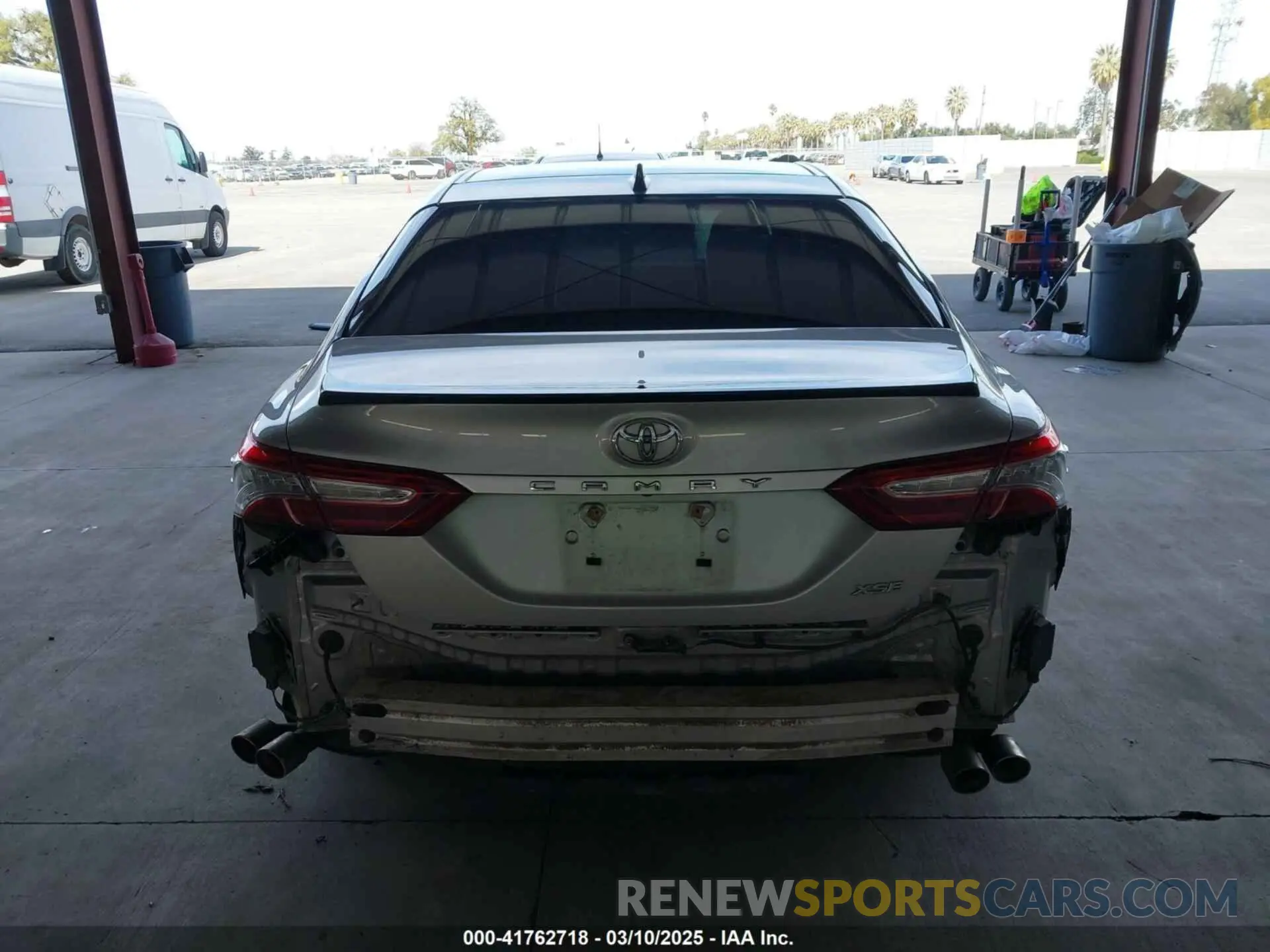 16 Photograph of a damaged car 4T1B61HK0KU187122 TOYOTA CAMRY 2019