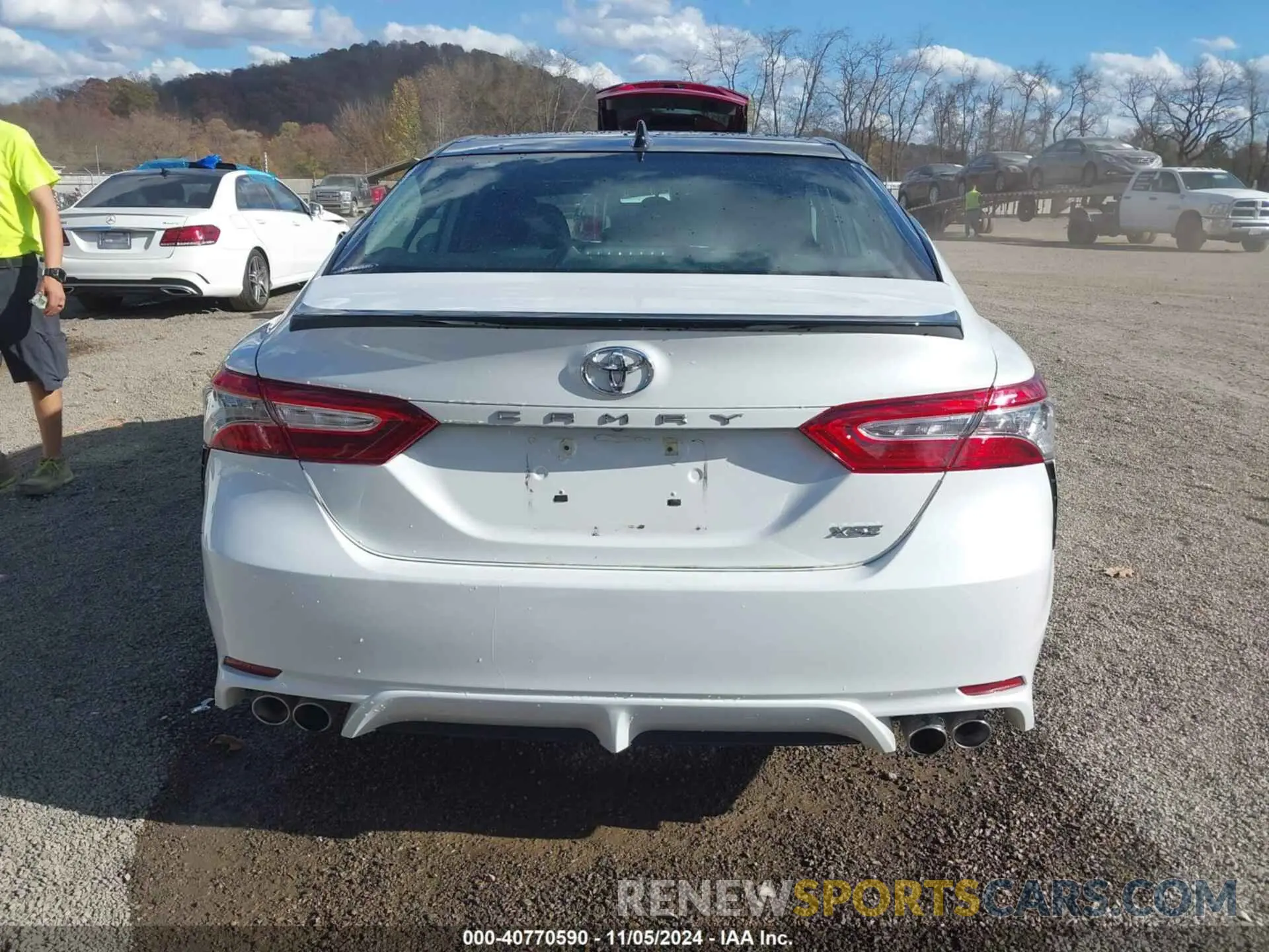 17 Photograph of a damaged car 4T1B61HK0KU241020 TOYOTA CAMRY 2019