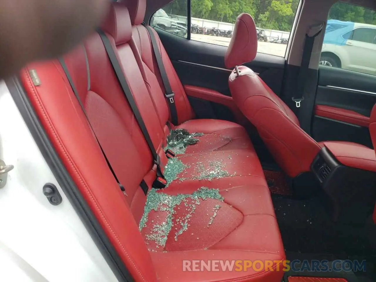 10 Photograph of a damaged car 4T1B61HK0KU270128 TOYOTA CAMRY 2019