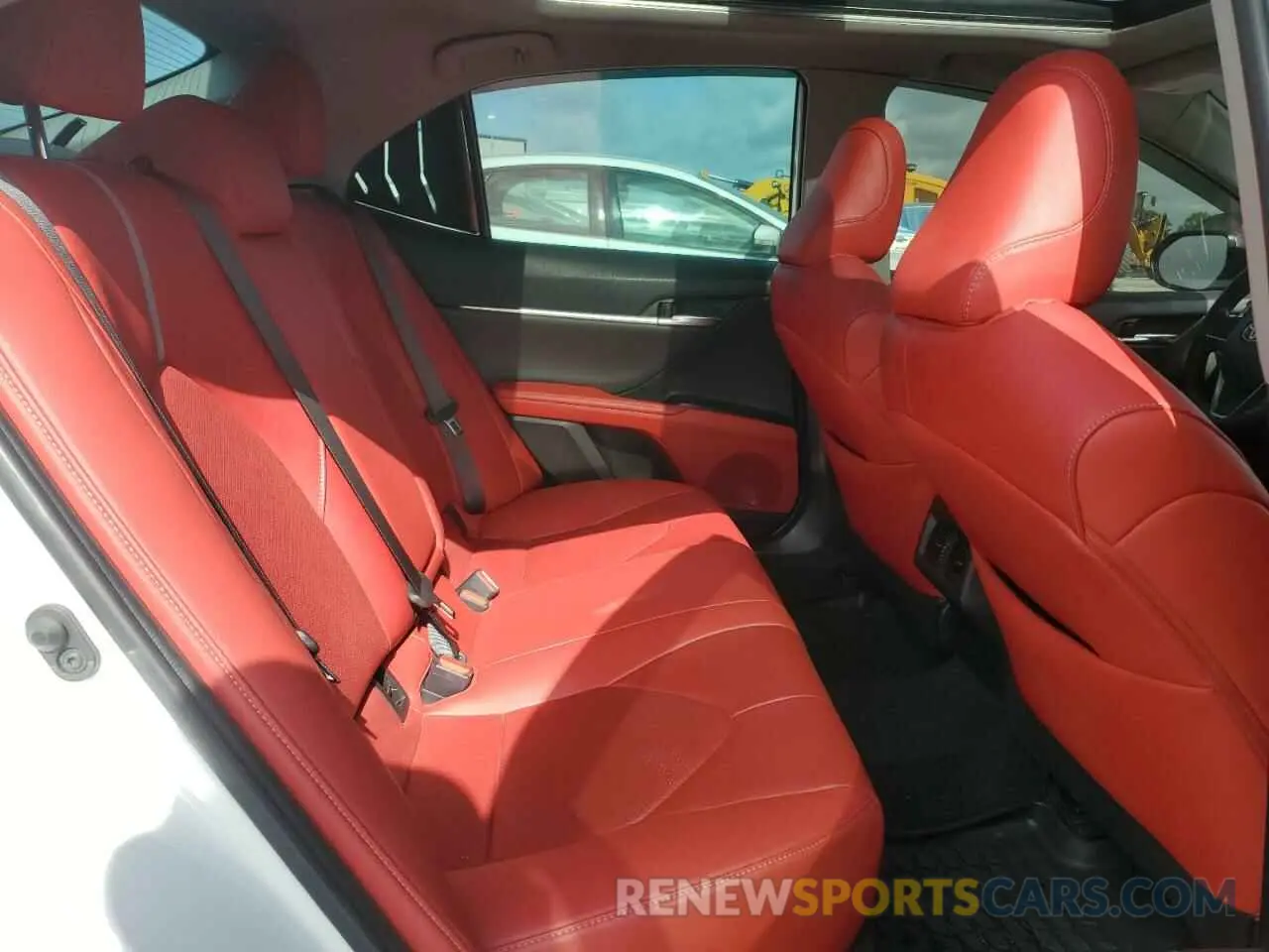 10 Photograph of a damaged car 4T1B61HK0KU290525 TOYOTA CAMRY 2019