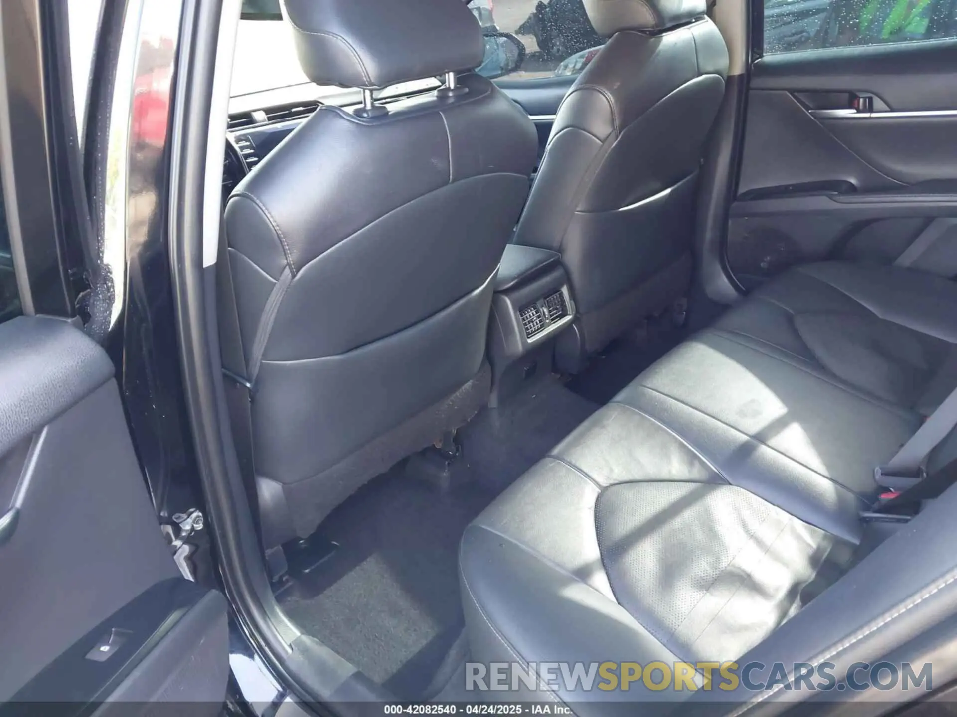 8 Photograph of a damaged car 4T1B61HK0KU710493 TOYOTA CAMRY 2019