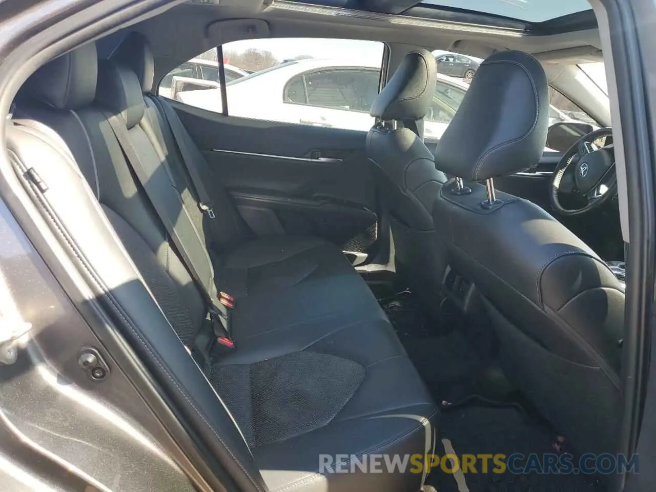 10 Photograph of a damaged car 4T1B61HK0KU798929 TOYOTA CAMRY 2019