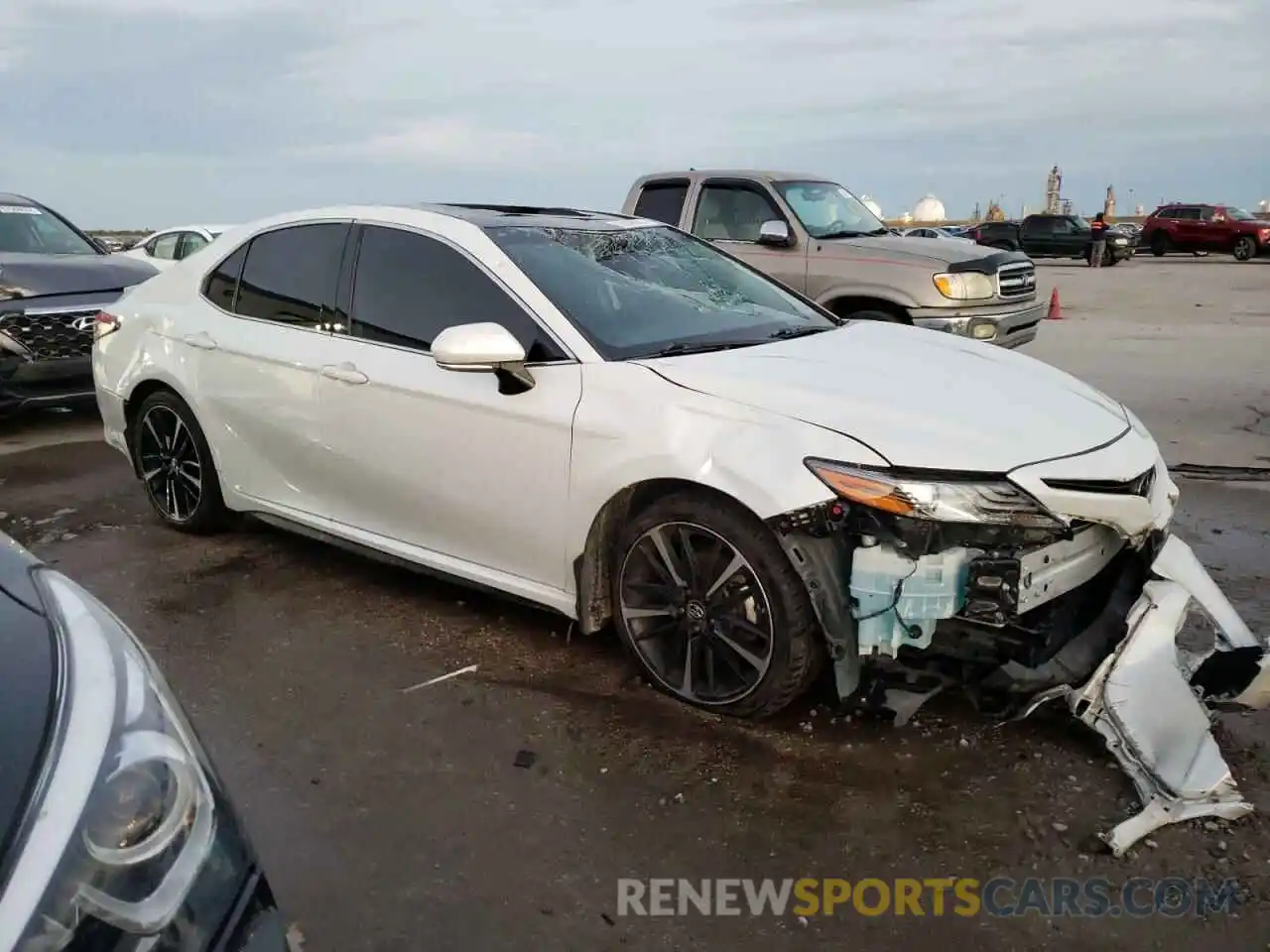 4 Photograph of a damaged car 4T1B61HK0KU815972 TOYOTA CAMRY 2019