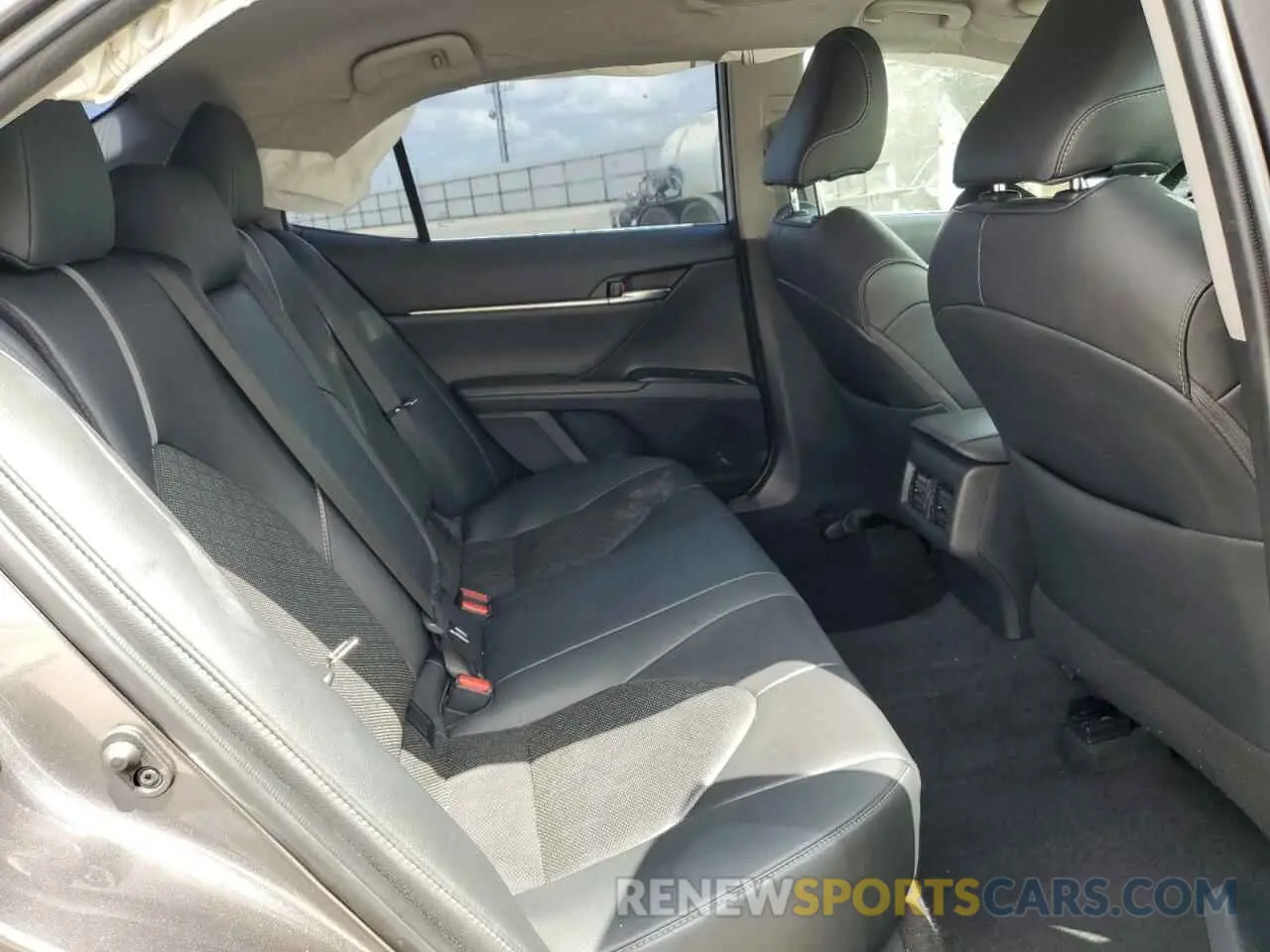 10 Photograph of a damaged car 4T1B61HK0KU828883 TOYOTA CAMRY 2019