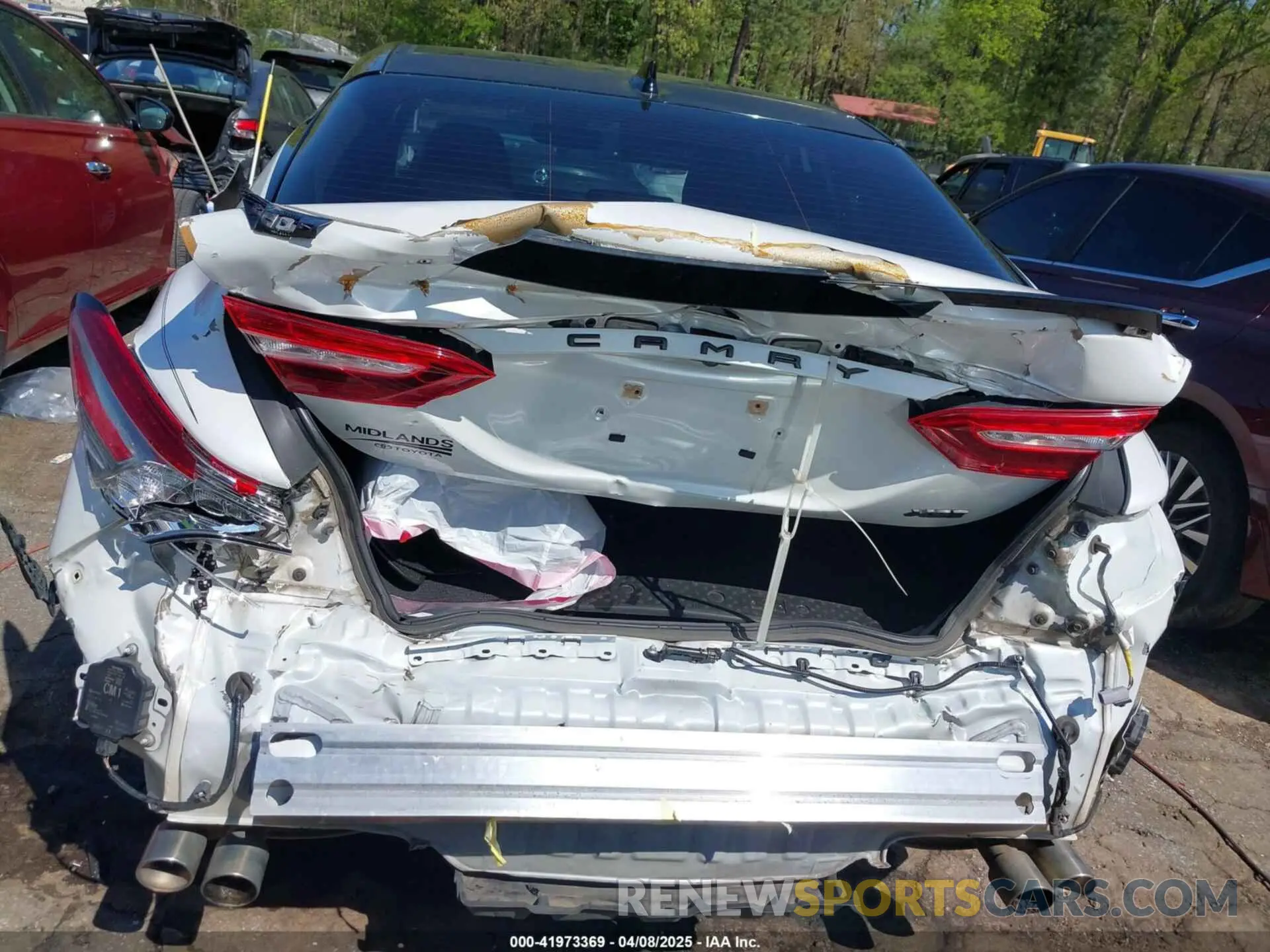 16 Photograph of a damaged car 4T1B61HK1KU219074 TOYOTA CAMRY 2019