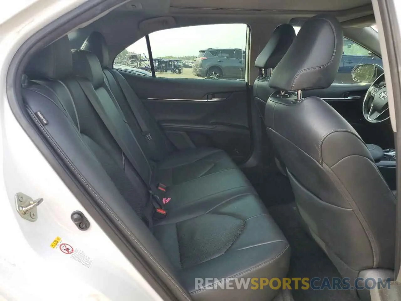 10 Photograph of a damaged car 4T1B61HK1KU222587 TOYOTA CAMRY 2019