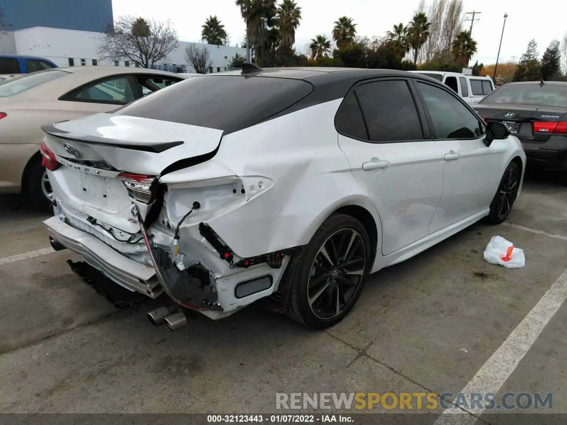 4 Photograph of a damaged car 4T1B61HK1KU245898 TOYOTA CAMRY 2019