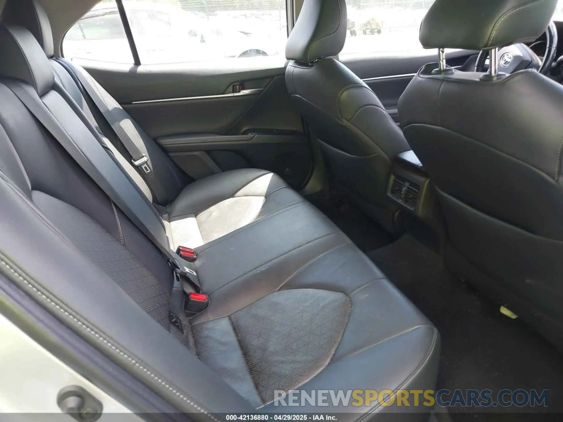 8 Photograph of a damaged car 4T1B61HK1KU292185 TOYOTA CAMRY 2019