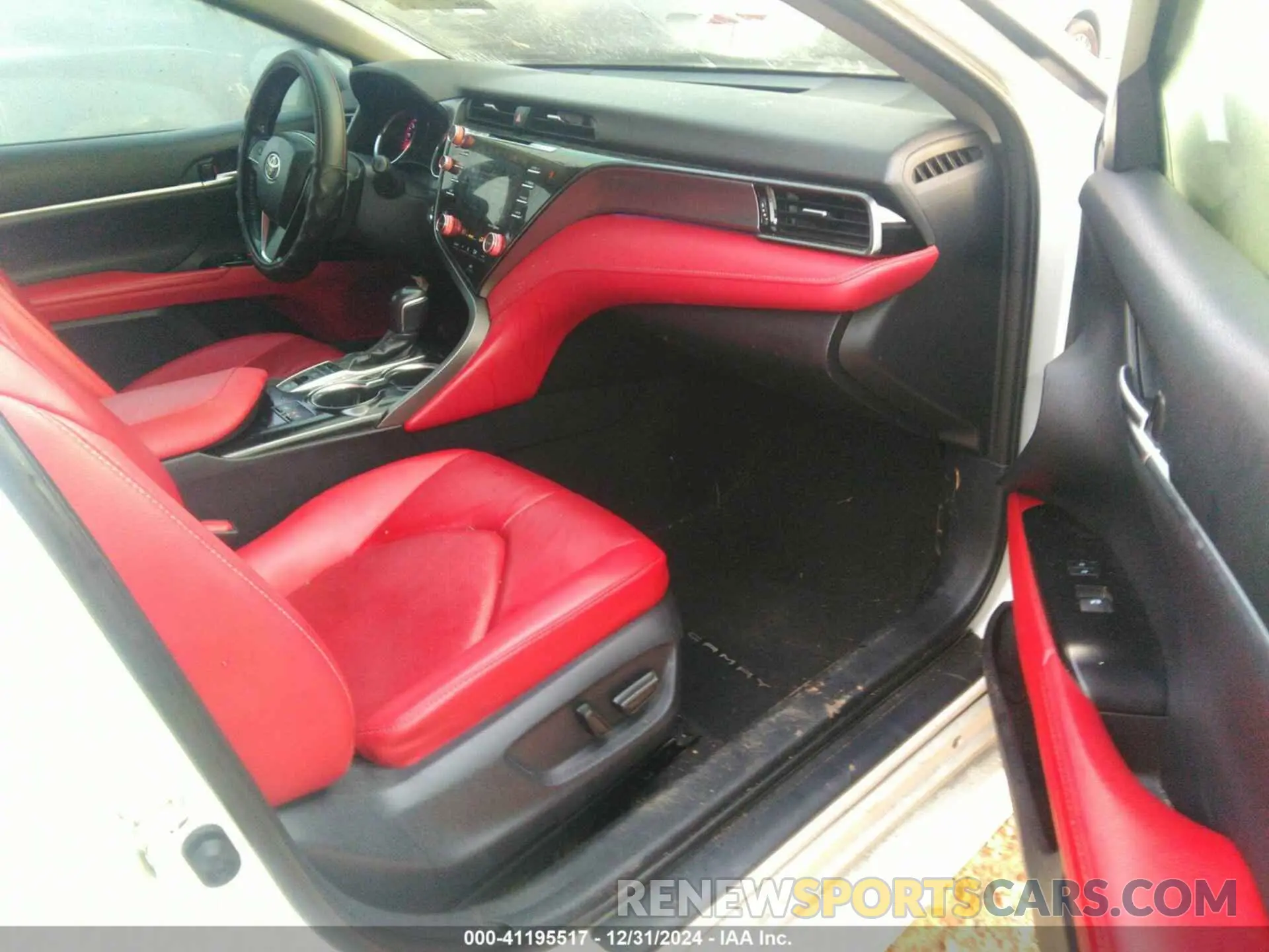 5 Photograph of a damaged car 4T1B61HK1KU294163 TOYOTA CAMRY 2019
