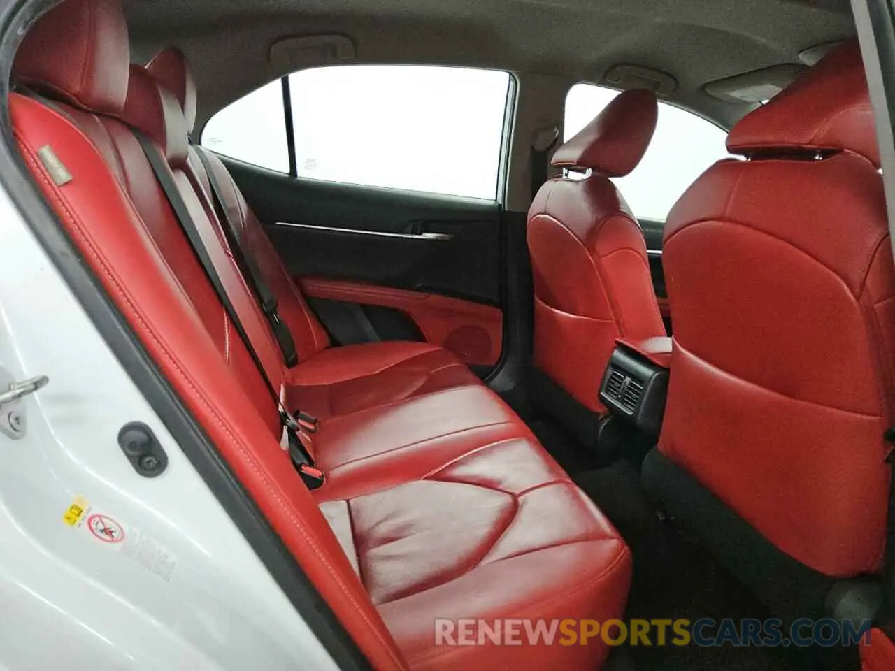 10 Photograph of a damaged car 4T1B61HK1KU742028 TOYOTA CAMRY 2019