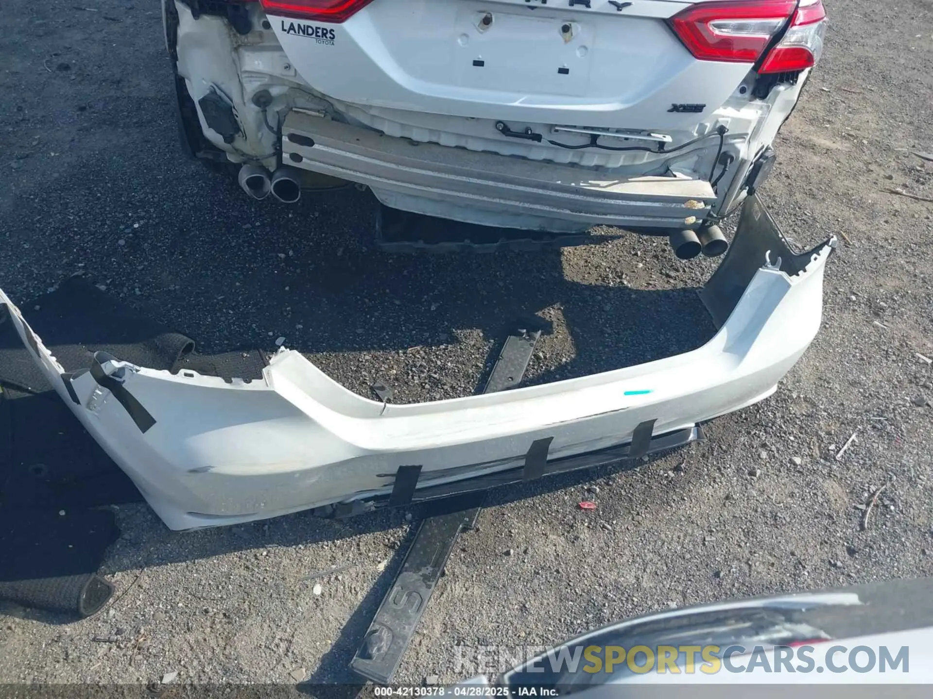 12 Photograph of a damaged car 4T1B61HK1KU752087 TOYOTA CAMRY 2019