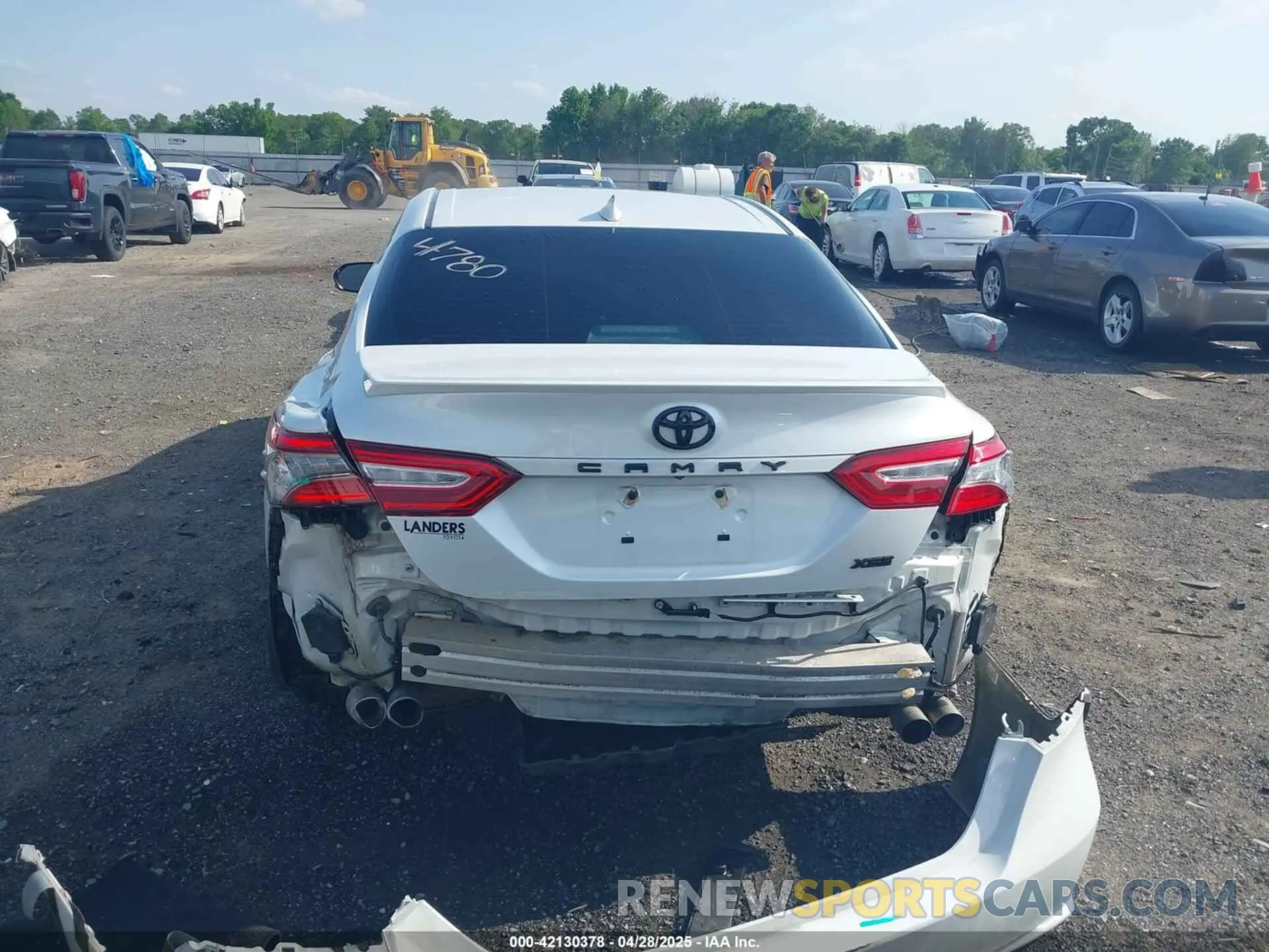 17 Photograph of a damaged car 4T1B61HK1KU752087 TOYOTA CAMRY 2019