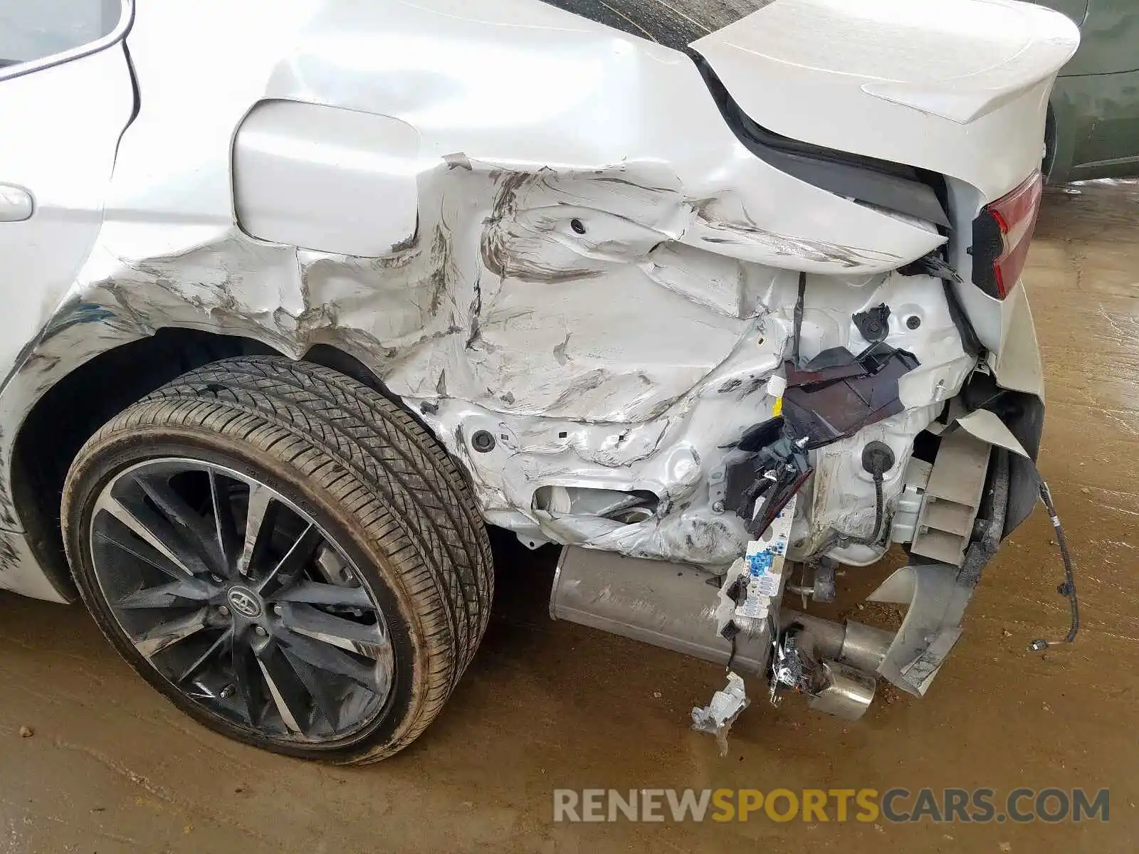 9 Photograph of a damaged car 4T1B61HK1KU752574 TOYOTA CAMRY 2019