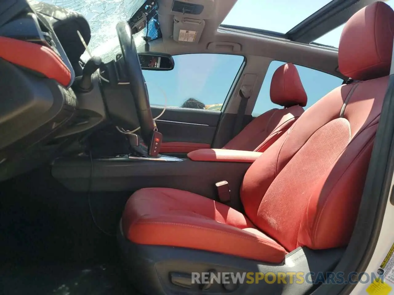 7 Photograph of a damaged car 4T1B61HK1KU804964 TOYOTA CAMRY 2019