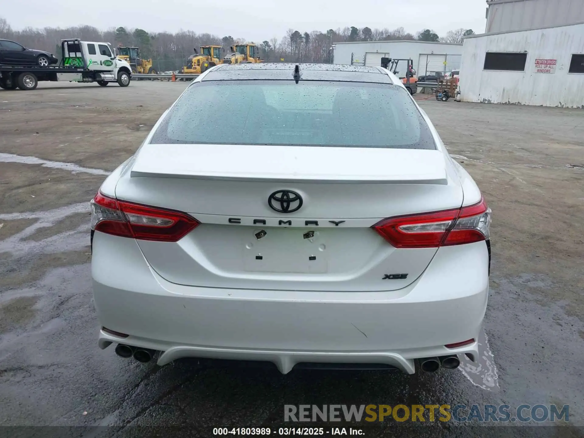 17 Photograph of a damaged car 4T1B61HK1KU818623 TOYOTA CAMRY 2019