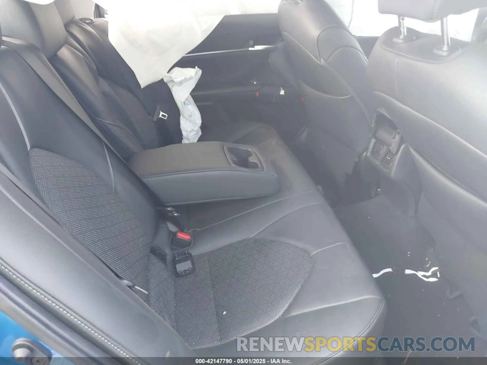 8 Photograph of a damaged car 4T1B61HK2KU240919 TOYOTA CAMRY 2019