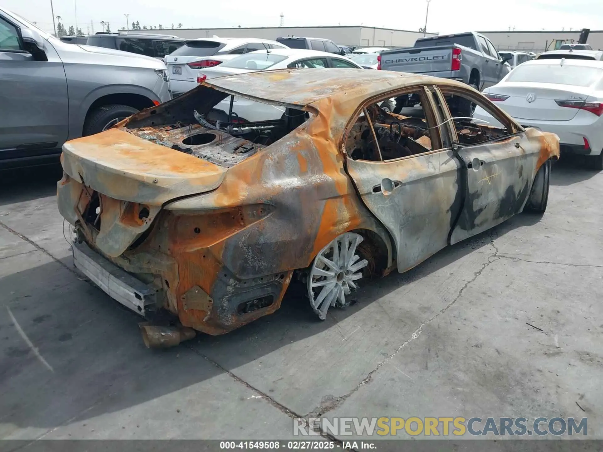 4 Photograph of a damaged car 4T1B61HK2KU268851 TOYOTA CAMRY 2019