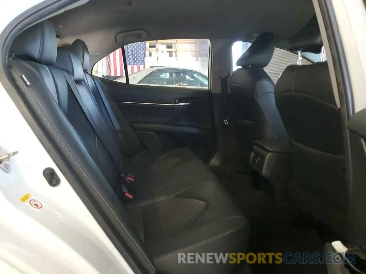 10 Photograph of a damaged car 4T1B61HK2KU748324 TOYOTA CAMRY 2019