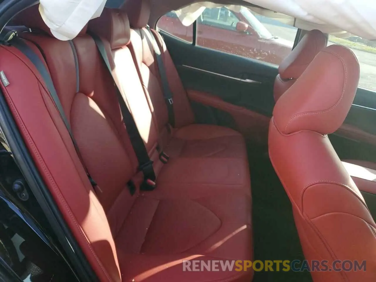 10 Photograph of a damaged car 4T1B61HK2KU782134 TOYOTA CAMRY 2019