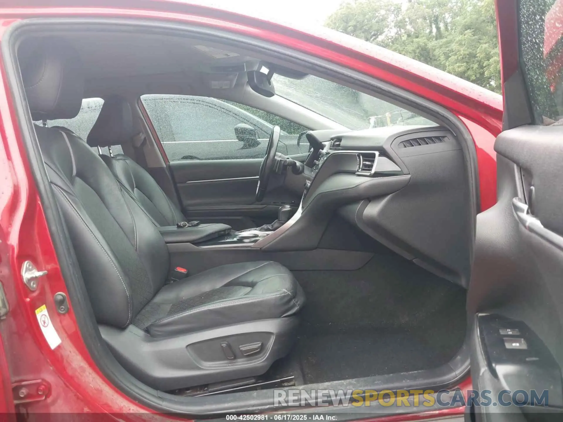 5 Photograph of a damaged car 4T1B61HK3KU163963 TOYOTA CAMRY 2019