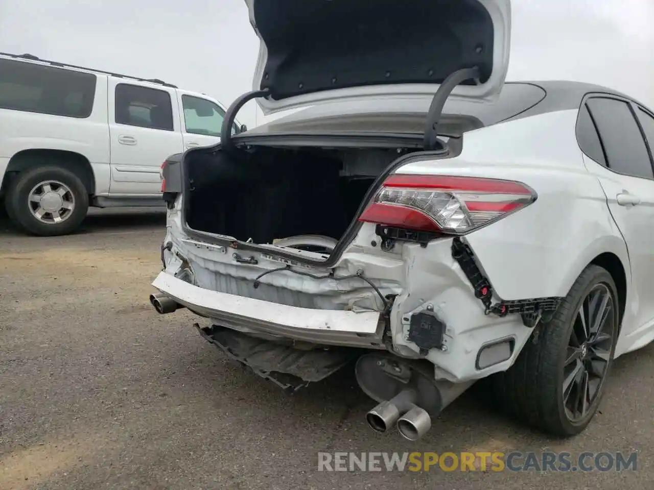 9 Photograph of a damaged car 4T1B61HK3KU170783 TOYOTA CAMRY 2019