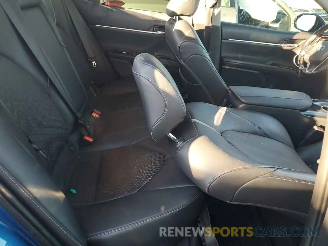 10 Photograph of a damaged car 4T1B61HK3KU219321 TOYOTA CAMRY 2019
