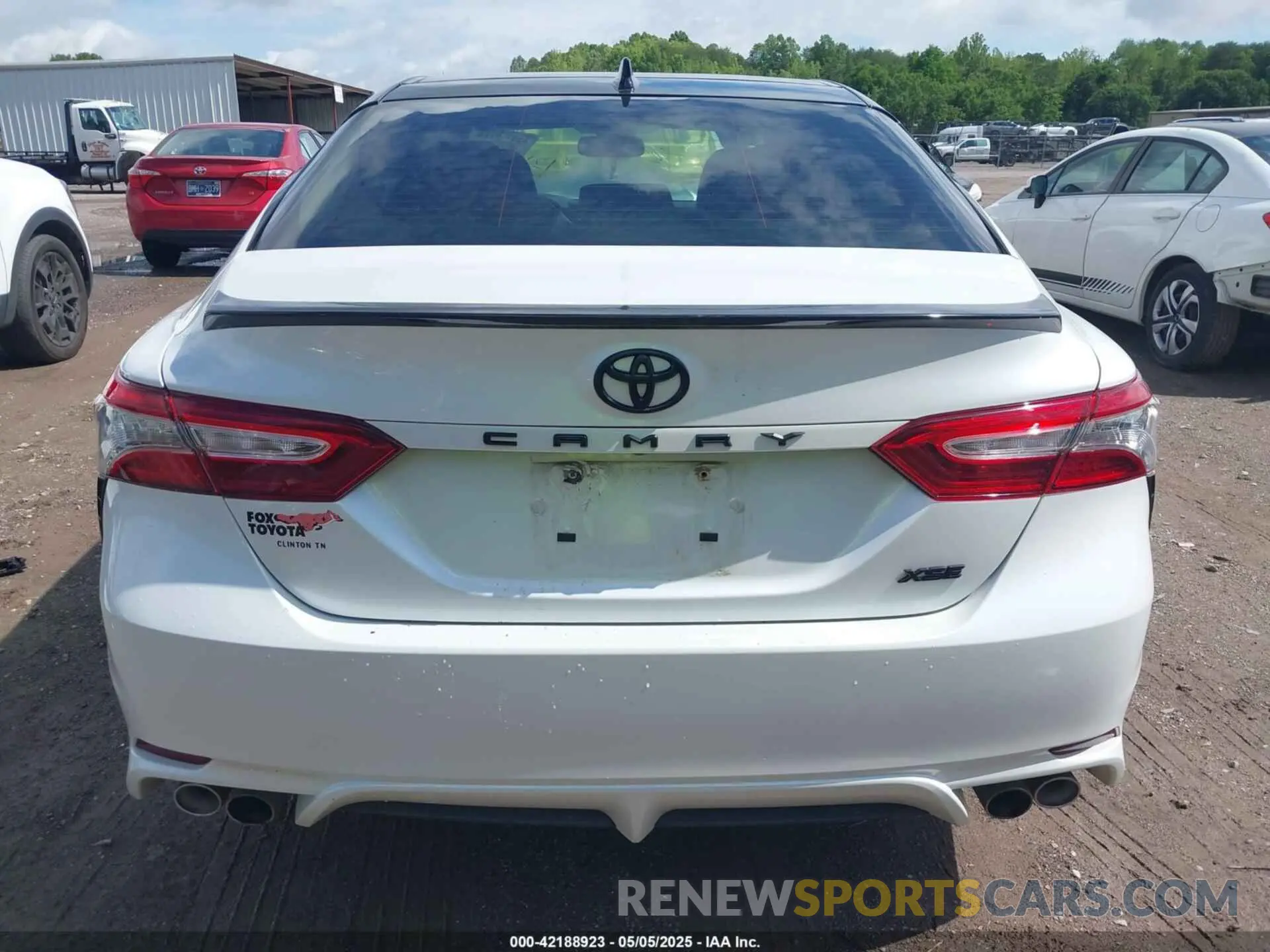 17 Photograph of a damaged car 4T1B61HK3KU299509 TOYOTA CAMRY 2019