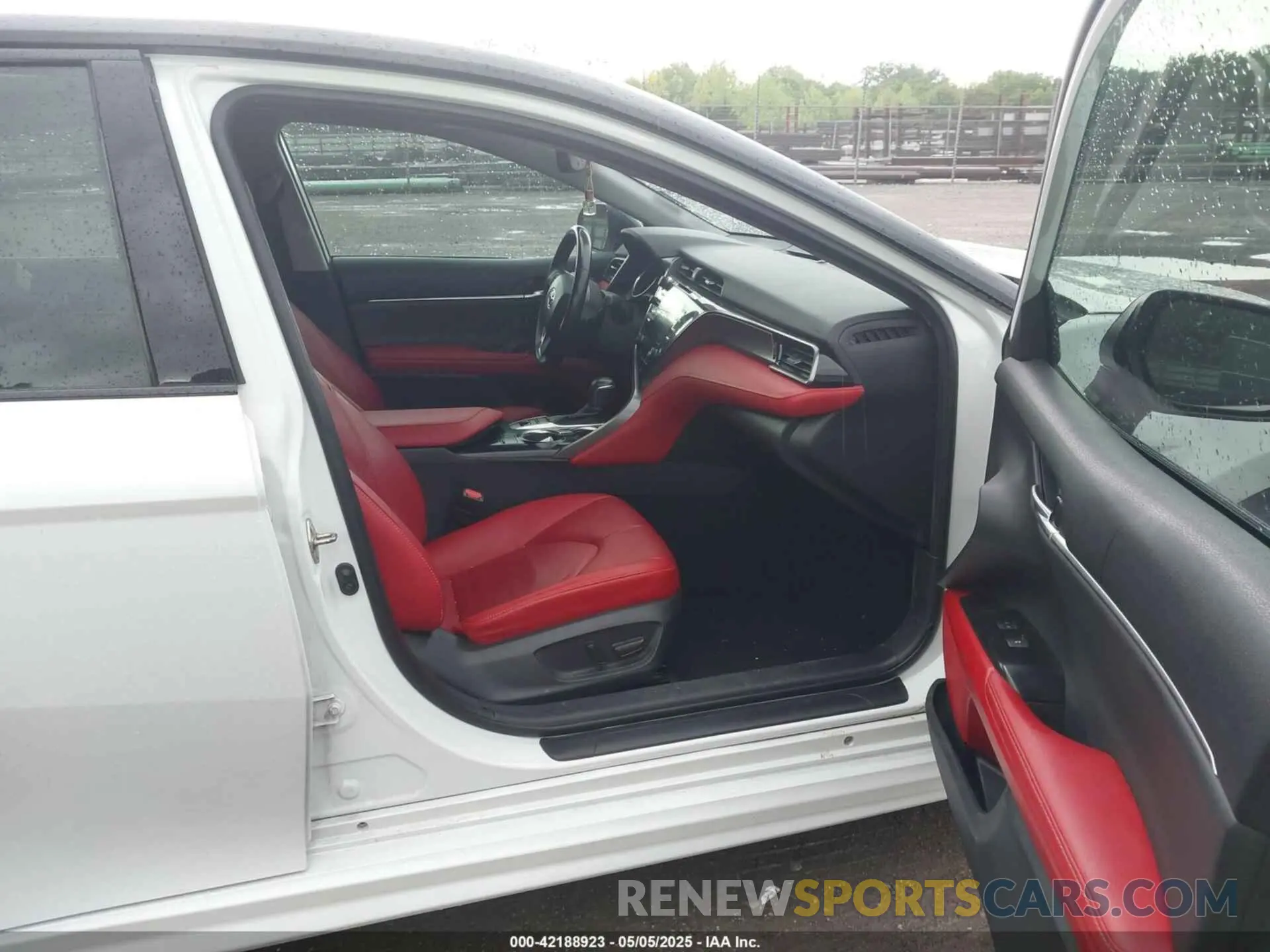 5 Photograph of a damaged car 4T1B61HK3KU299509 TOYOTA CAMRY 2019