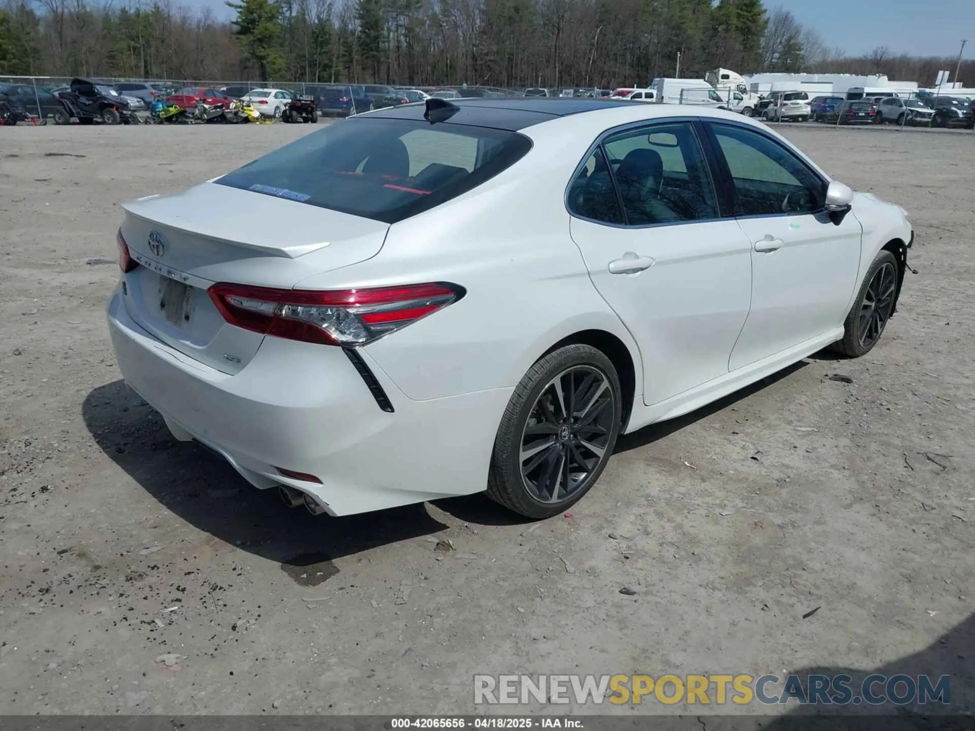 4 Photograph of a damaged car 4T1B61HK3KU686948 TOYOTA CAMRY 2019