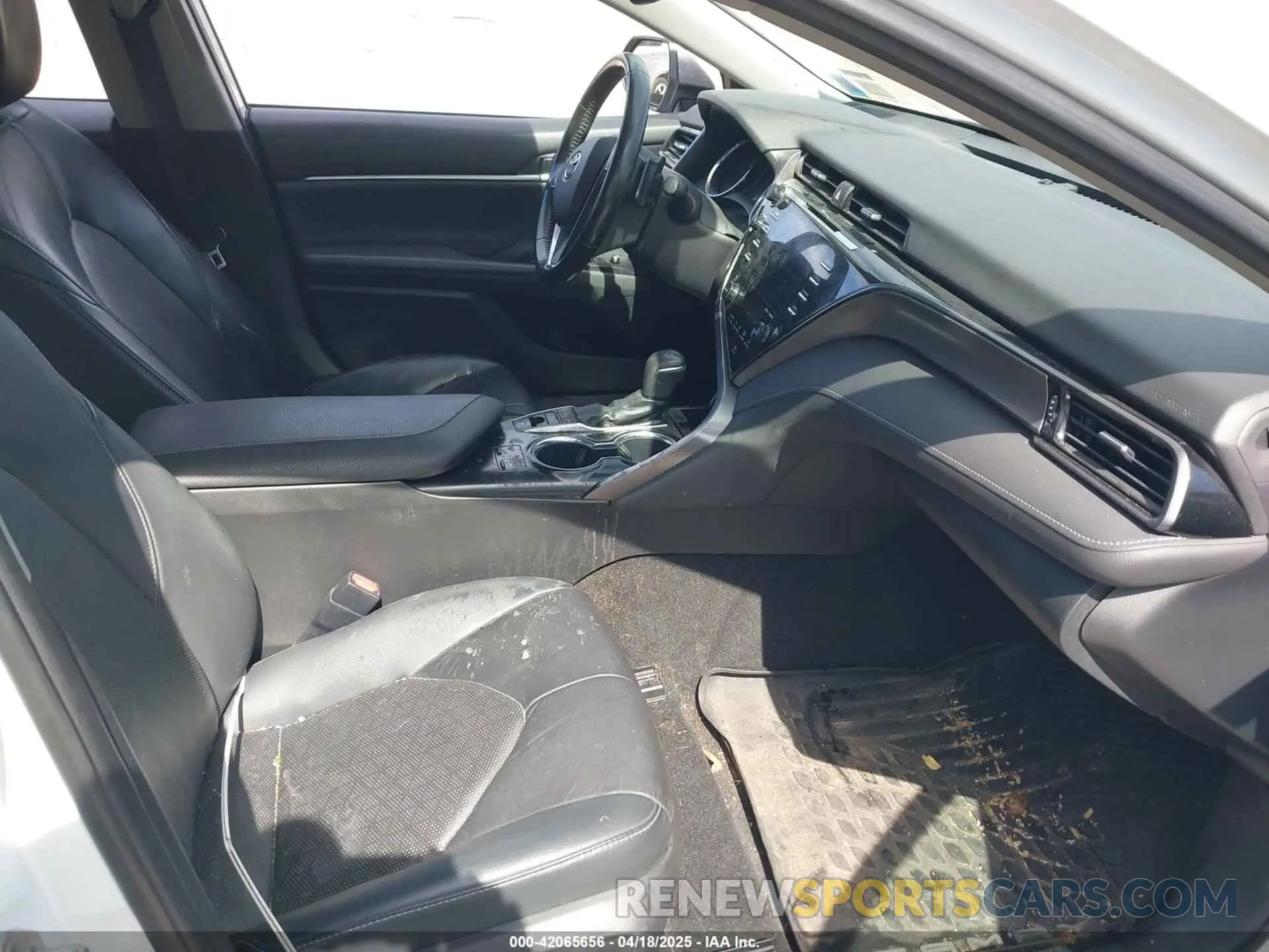 5 Photograph of a damaged car 4T1B61HK3KU686948 TOYOTA CAMRY 2019