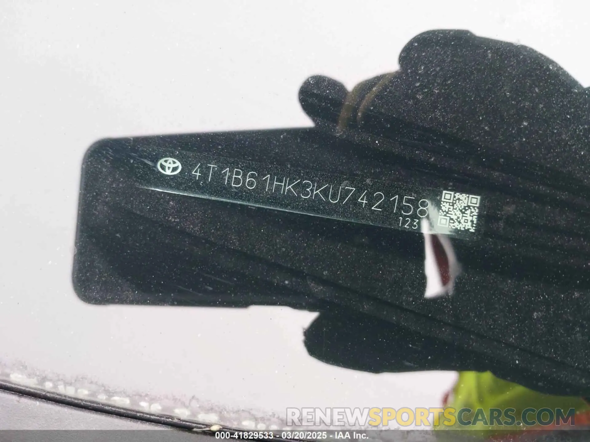17 Photograph of a damaged car 4T1B61HK3KU742158 TOYOTA CAMRY 2019