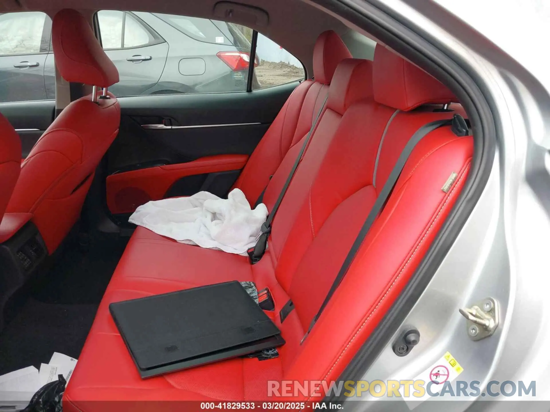 8 Photograph of a damaged car 4T1B61HK3KU742158 TOYOTA CAMRY 2019