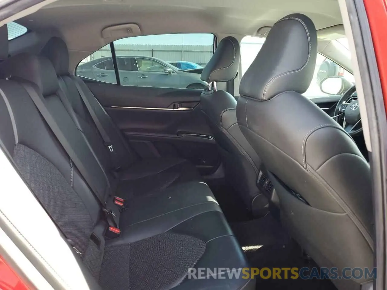 10 Photograph of a damaged car 4T1B61HK4KU201295 TOYOTA CAMRY 2019
