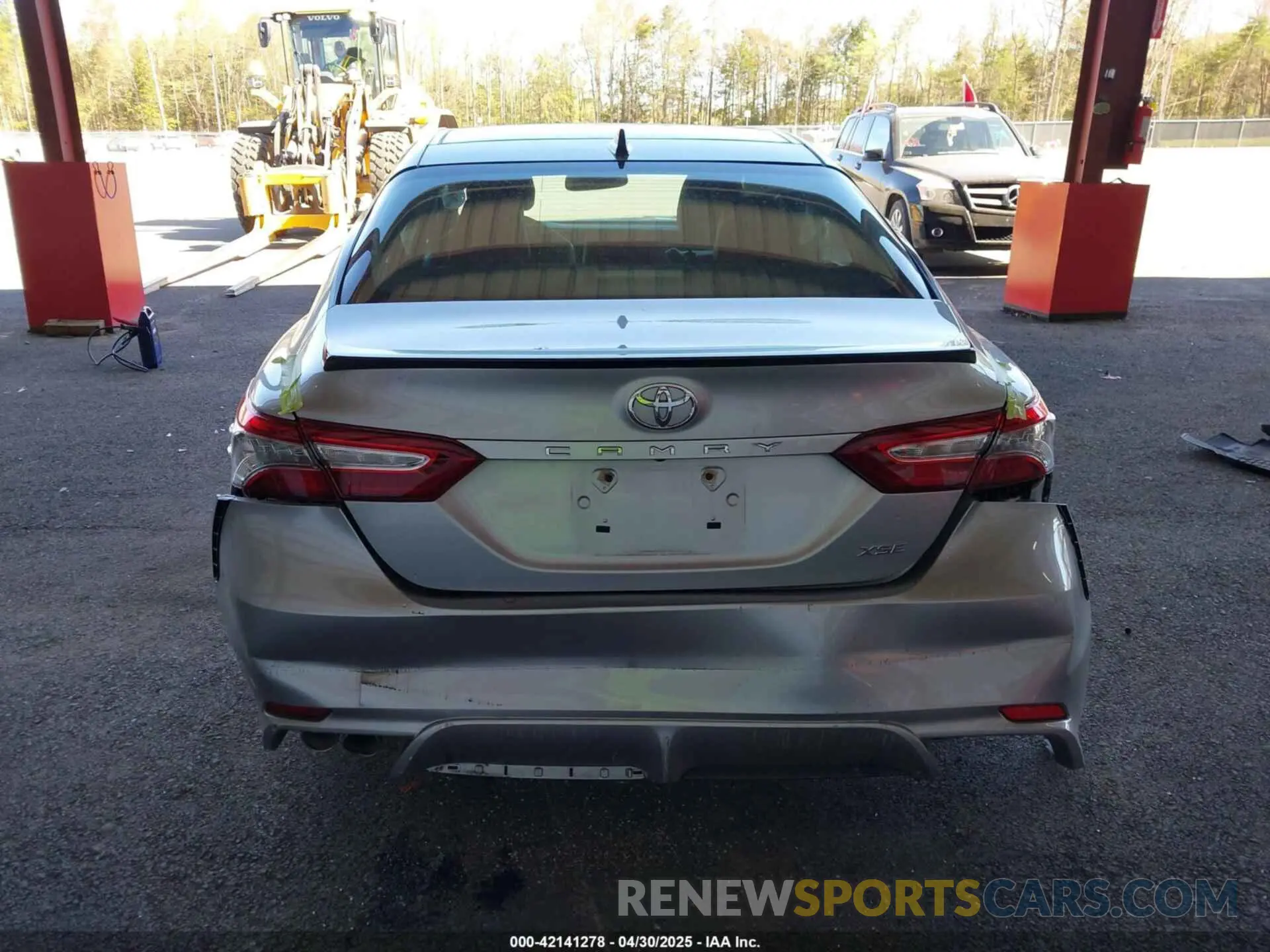 16 Photograph of a damaged car 4T1B61HK4KU284873 TOYOTA CAMRY 2019