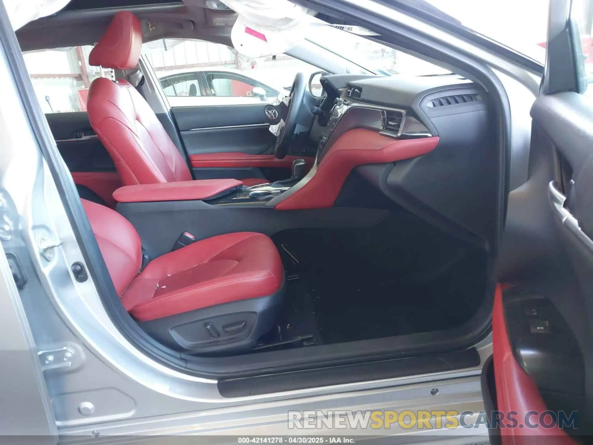 5 Photograph of a damaged car 4T1B61HK4KU284873 TOYOTA CAMRY 2019