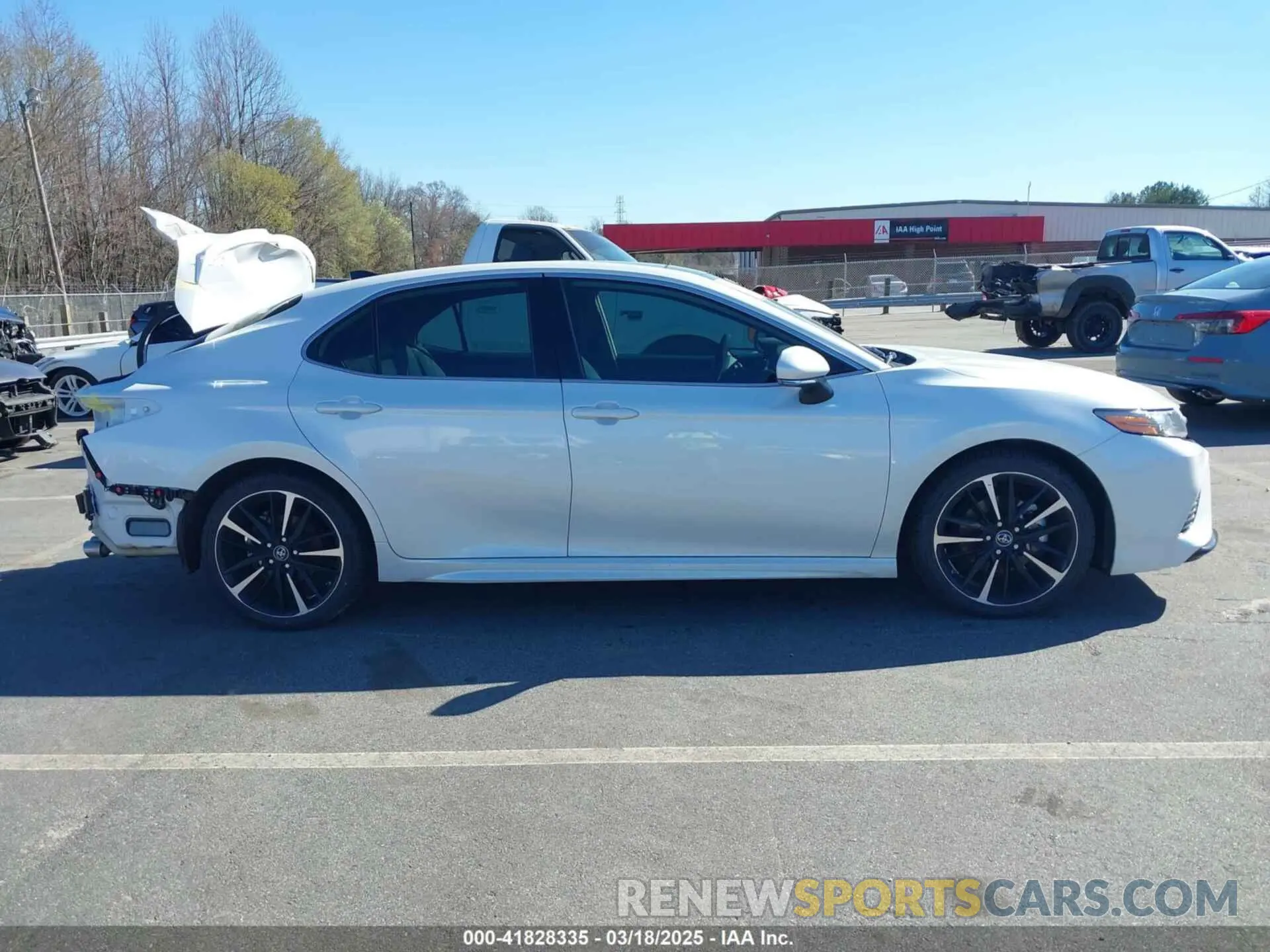 14 Photograph of a damaged car 4T1B61HK4KU298532 TOYOTA CAMRY 2019
